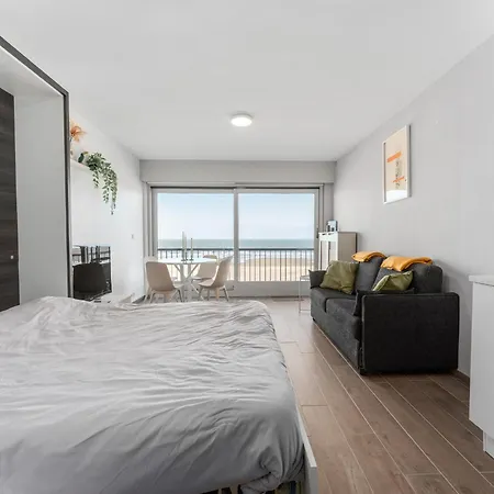 Beachfront Apartment *